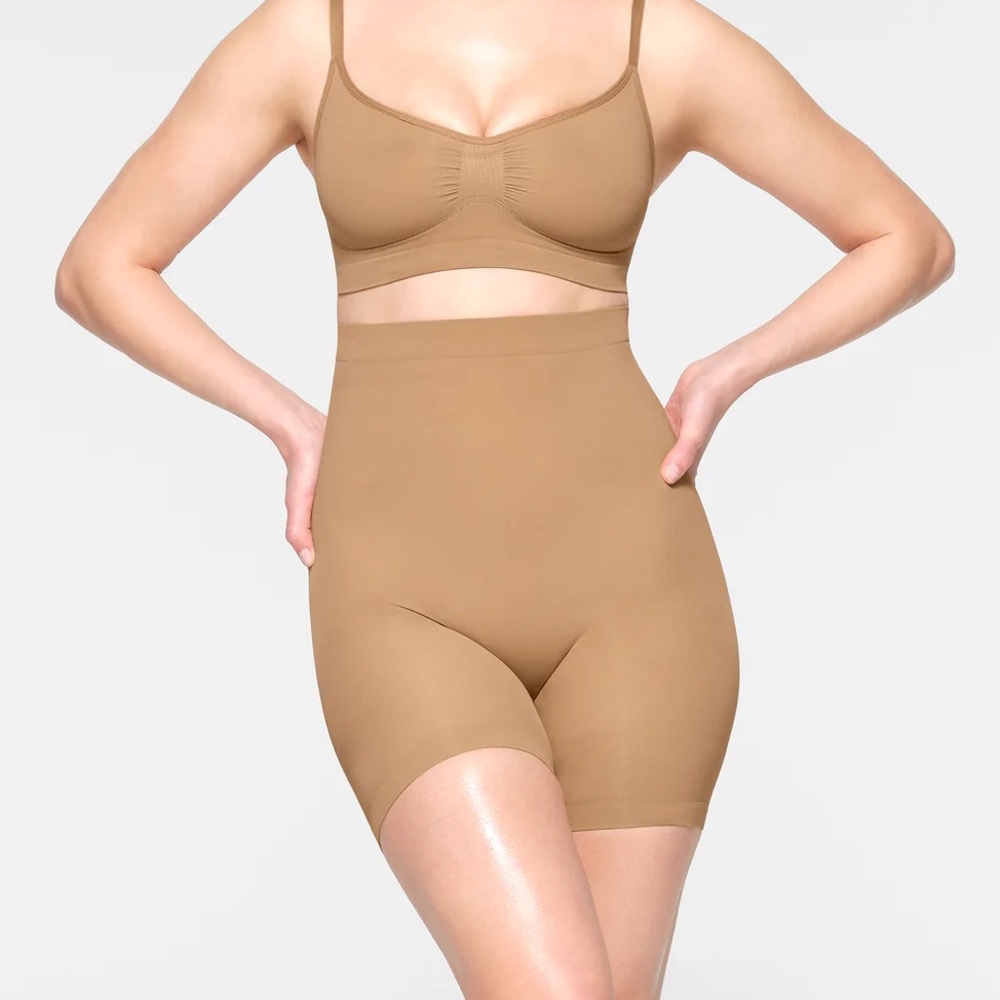 Skims Seamless Sculpt Mid Thigh Short (M)